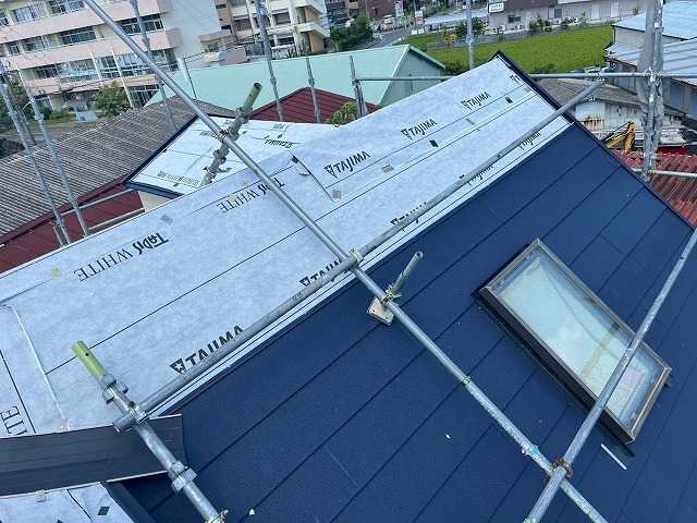 天窓付き屋根の施工中